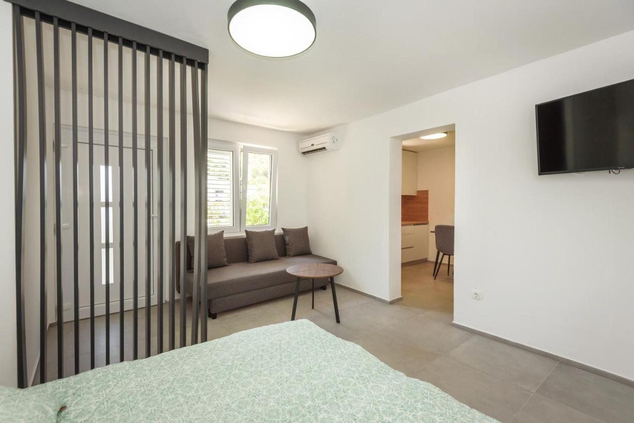 Family House Grey Duboka Exterior photo