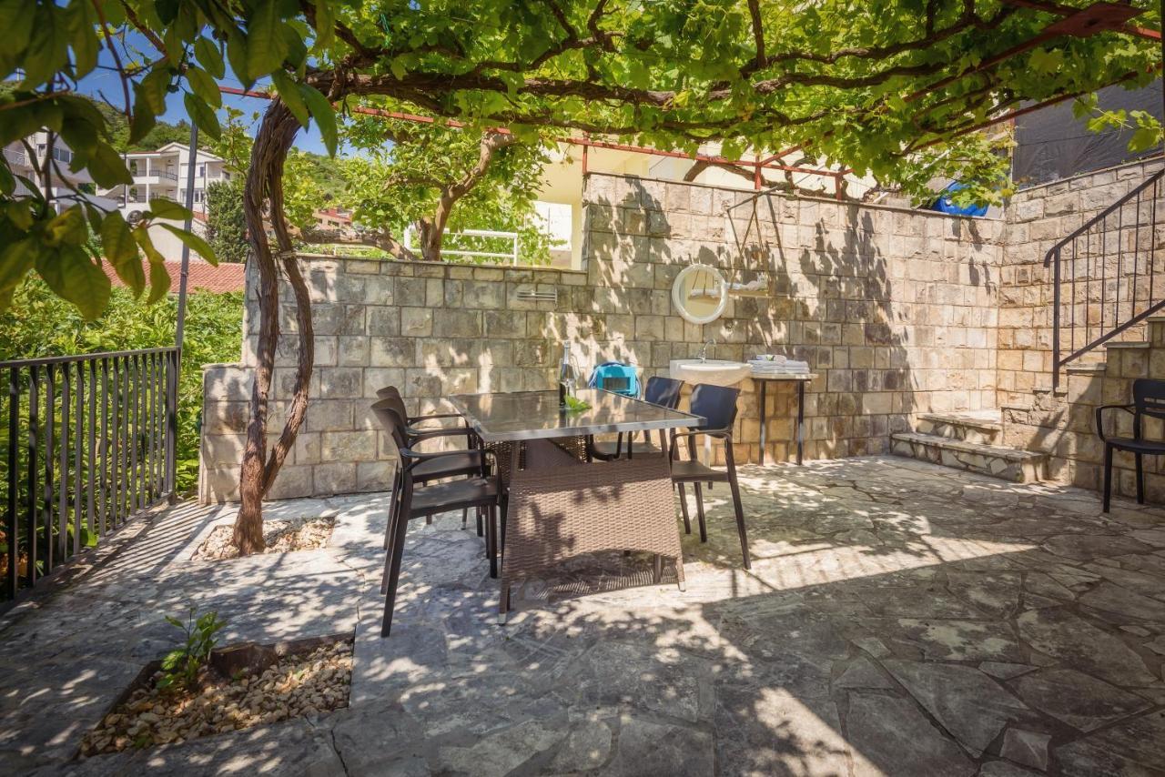 Family House Grey Duboka Exterior photo