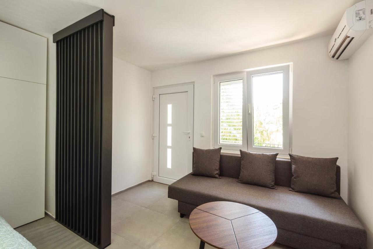 Family House Grey Duboka Exterior photo