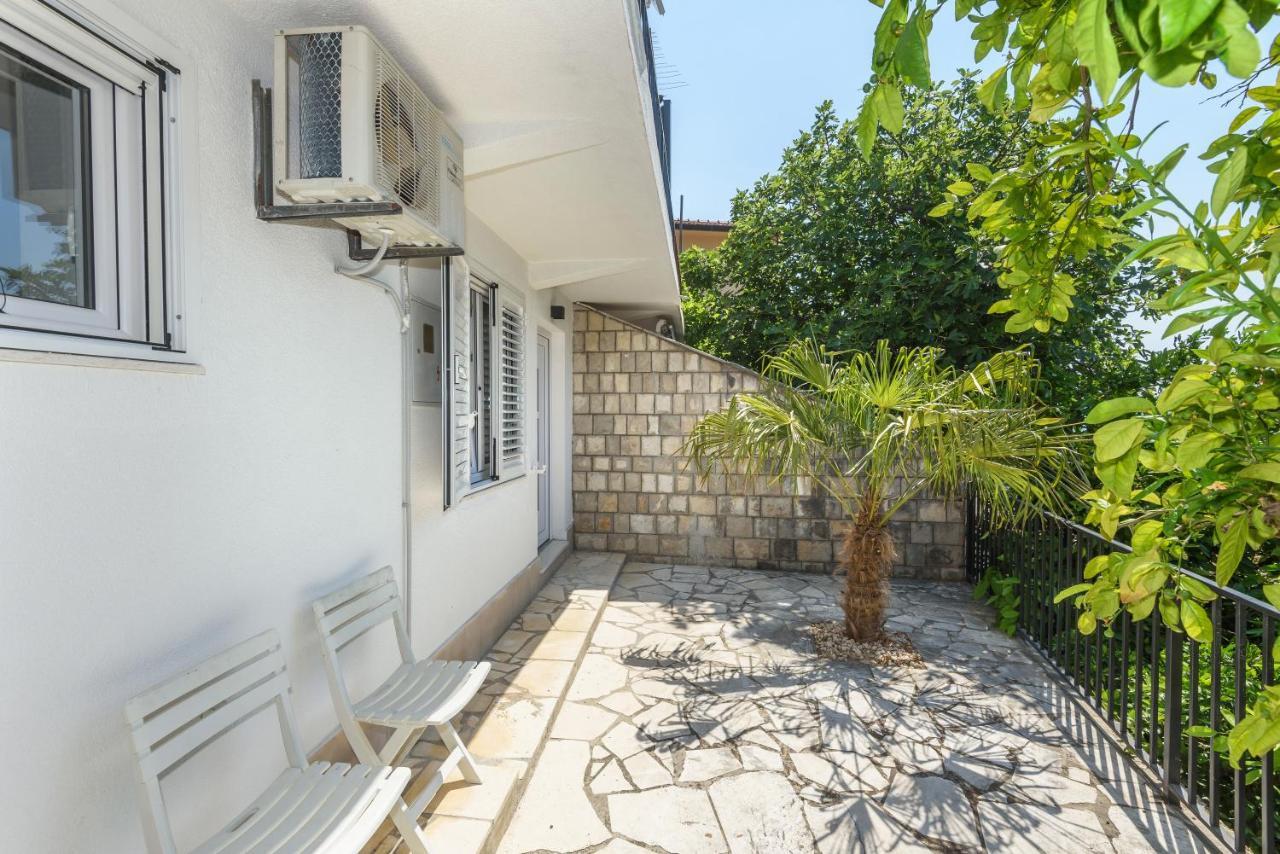 Family House Grey Duboka Exterior photo