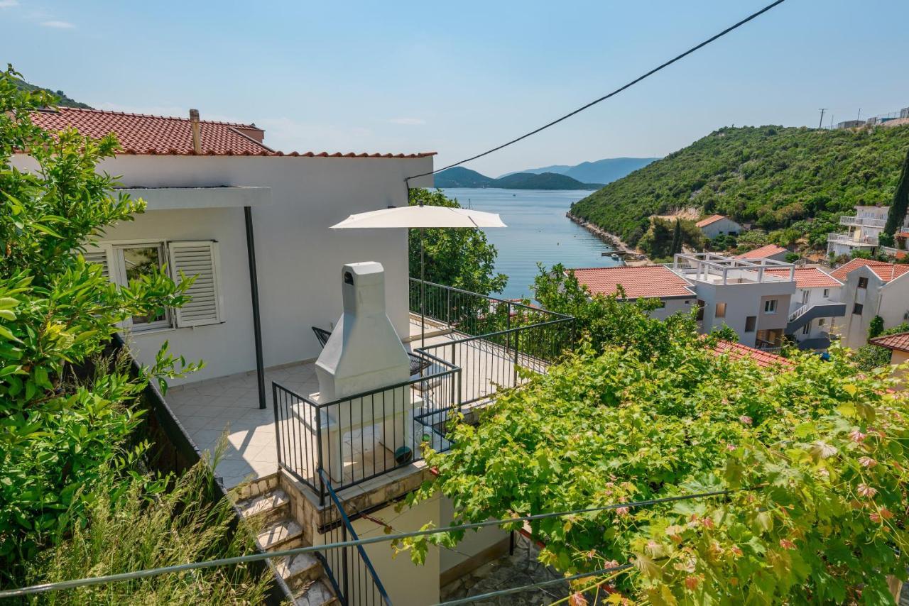 Family House Grey Duboka Exterior photo